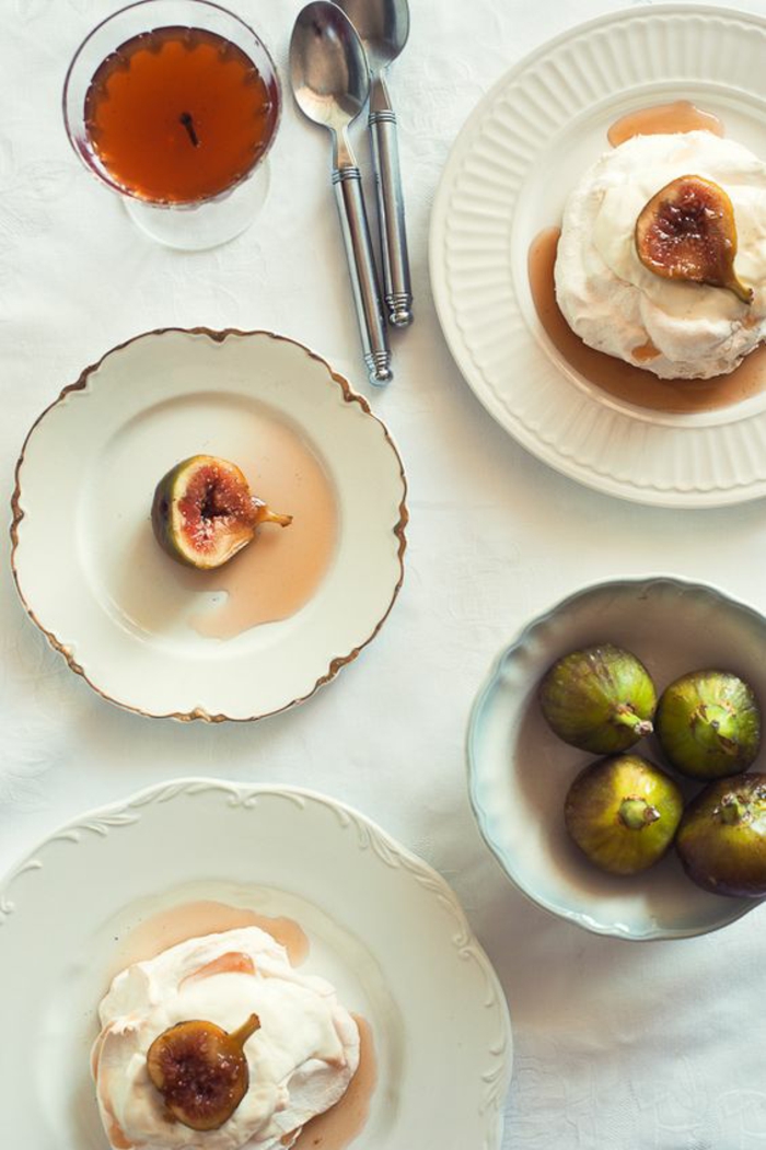 mini dessert australien à base meringuée, des disques meringuées aux poires pochées 