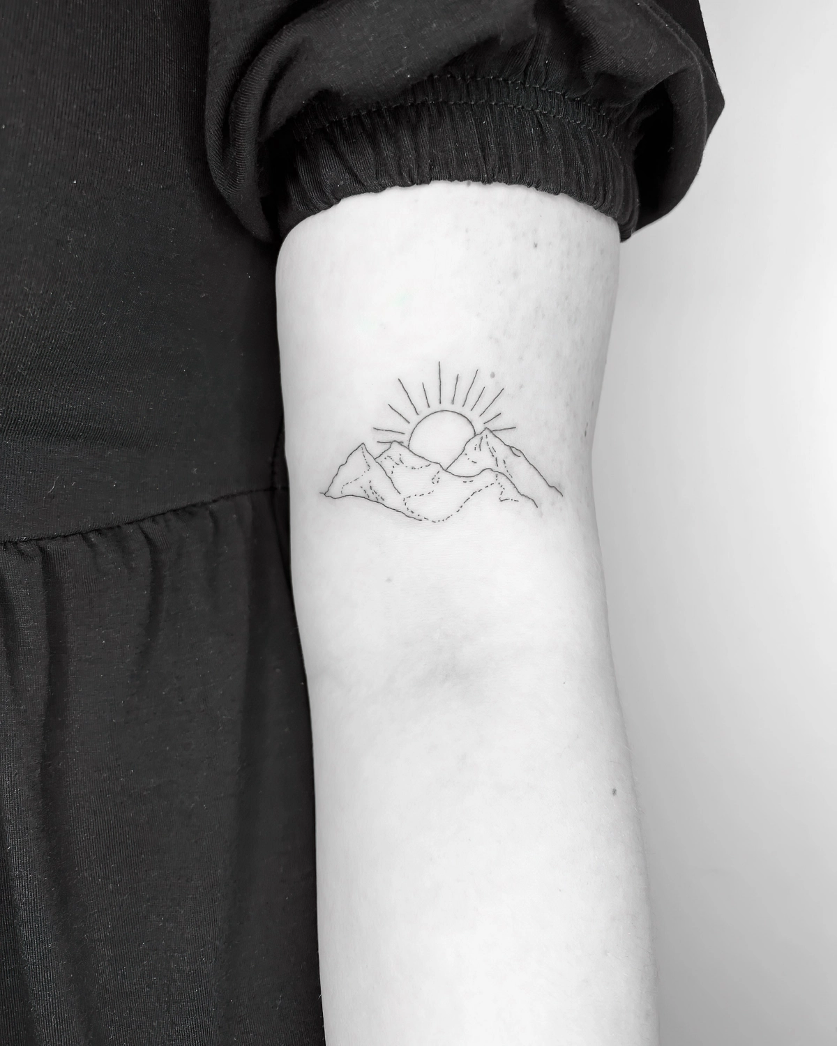 minimaliste tatouage sur bras femme manche courte dessin soleil