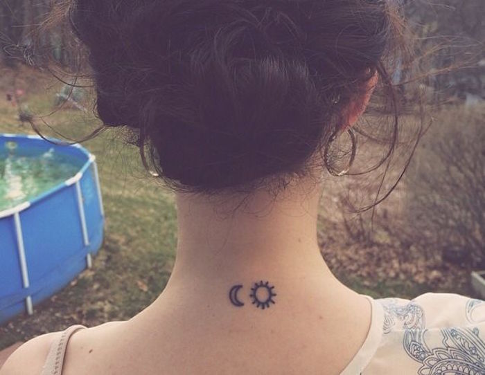model tattoo femme tatouage fin et discret lune soleil dans le cou