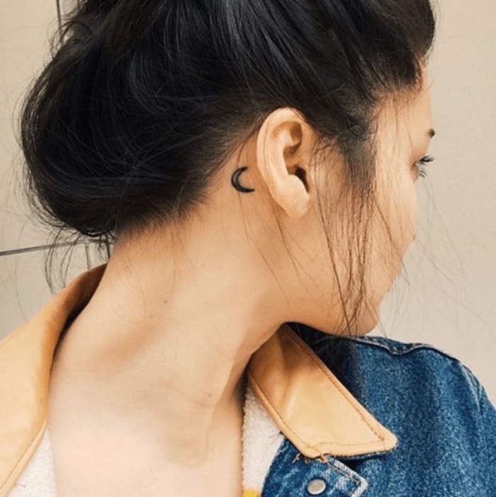 petit tatouage derrière l oreille, croissant de lune, femme aux traits asiatiques, chignon décoiffé