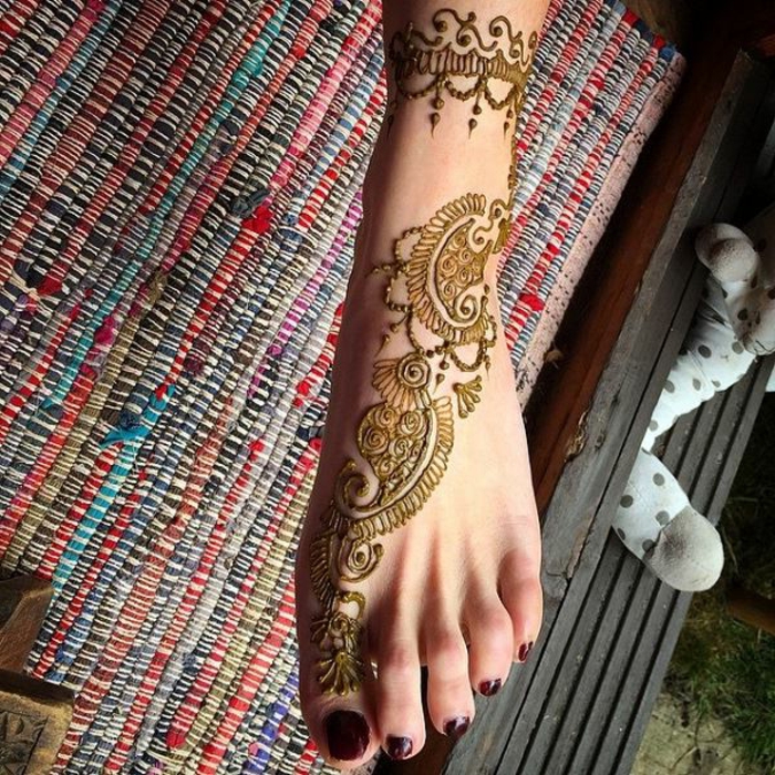 modele henné, tatouages temporels, couleur vert doré, vernis à ongles rouge
