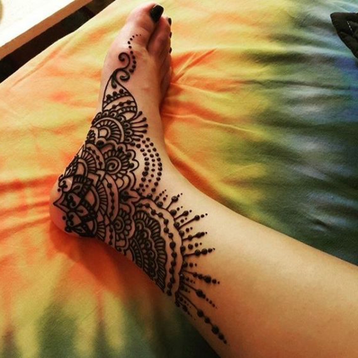 modele henné, soleil et fleurs sur le pied, embelissement avec henné traditionnel