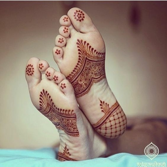 modele henné, figures ethniques sur la plante du pied dessinées avec henné orange