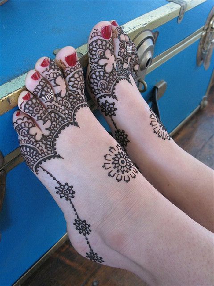 modele henné, formes végétales dessinées sur les pieds d'une jeune femme