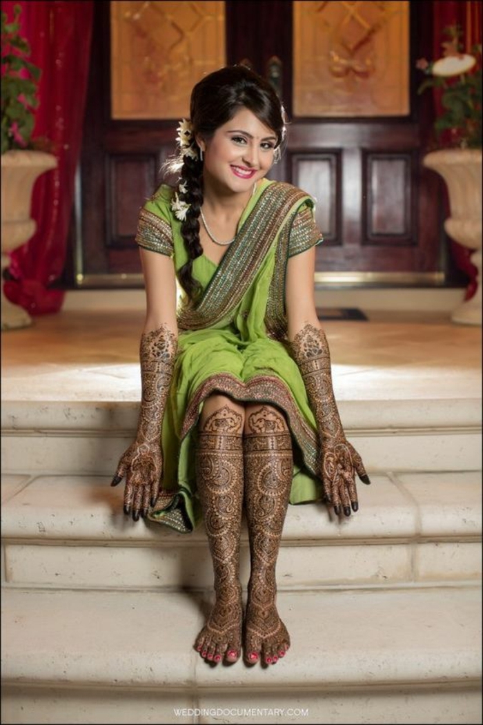 modele henné, fille habillée pour le jour de l'henné en robe verte et tatouée aux pieds et aux bras
