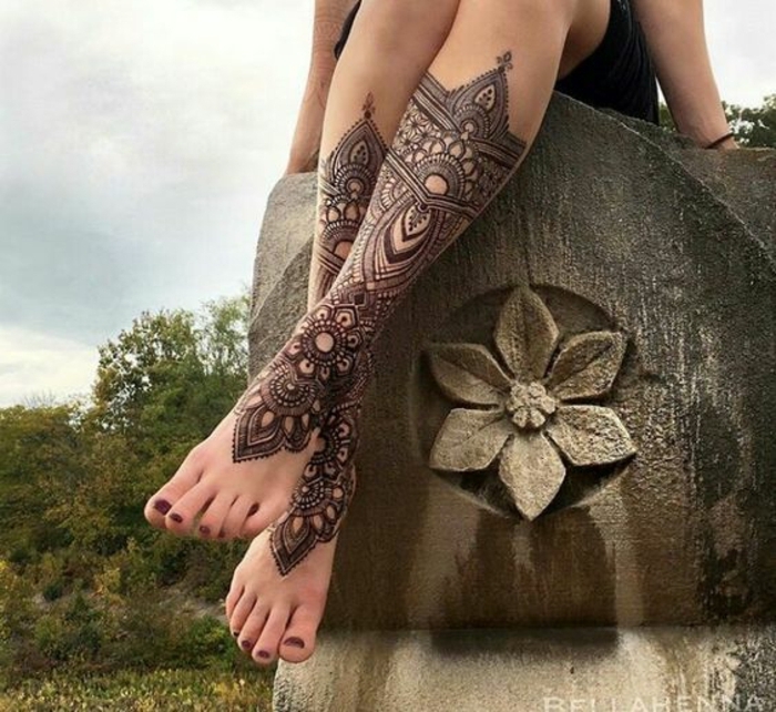modele henné, grand tatouage avec éléments architectureaux paraissant comme une botte