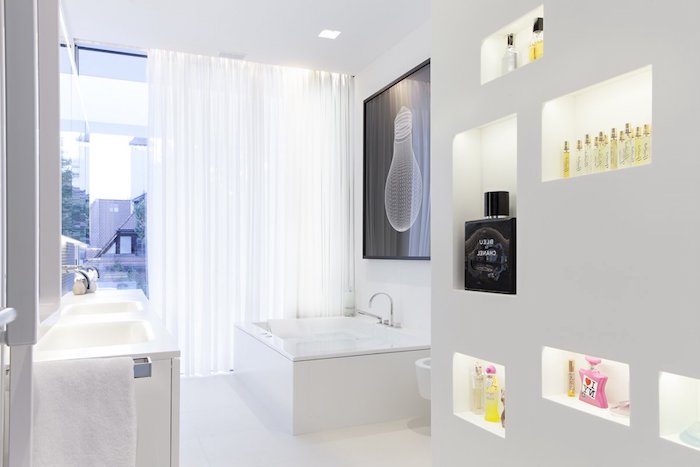 idee salle de bain, jacuzzi blanc, serviette blanche, fenêtre surdimensionnée, decoration salle de bain