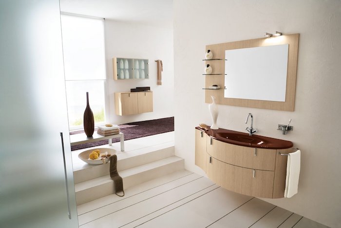 salle de bain moderne, vase marron, banc en bois, bol aux fruits, étagère murale en bois, tapis en velours