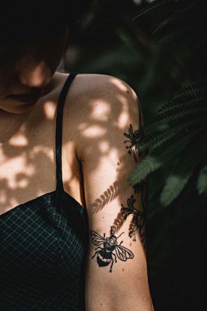 tatouage fleur bras femme 