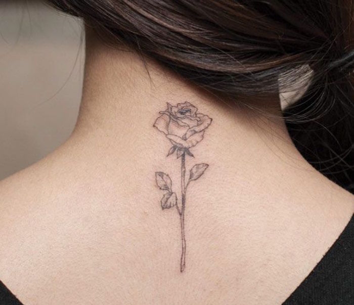 idée tatouage femme discret au cou tattoo fleur dans la nuque