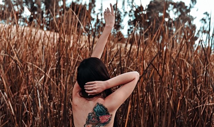 modele tatouage femme coloré à design poétique, tatouage aquarelle composé de trois roses et une cage d'oiseau