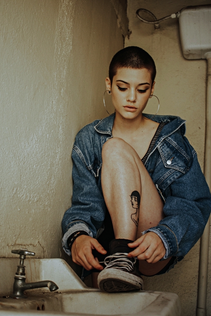 modèle de tatouage silhouette féminin en bas de la jambe
