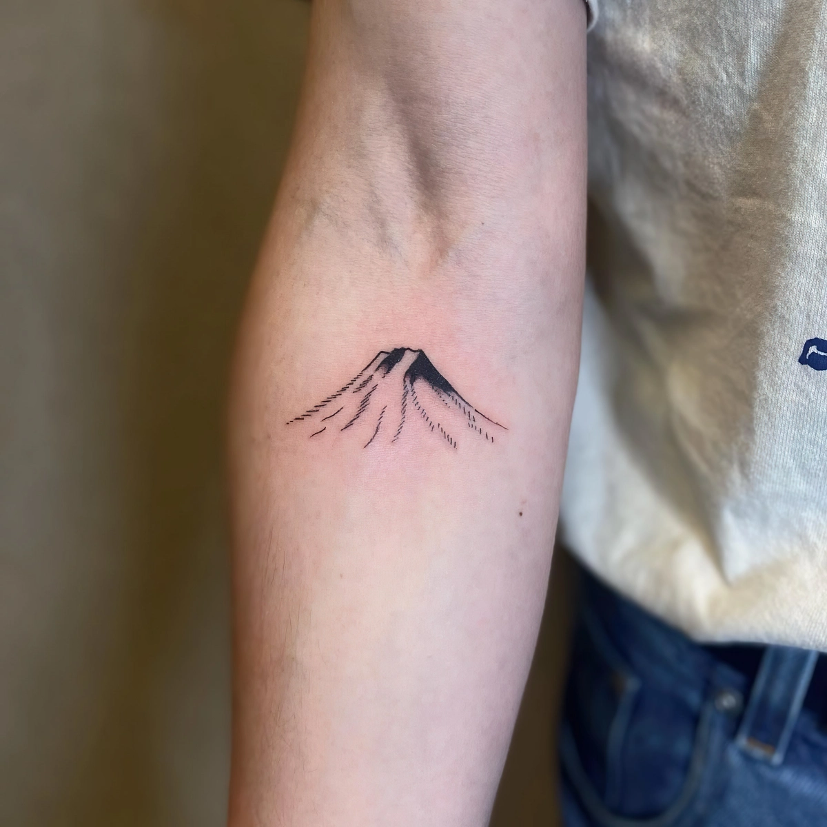 mont fuji tatouage nature discret bras sommet symbole