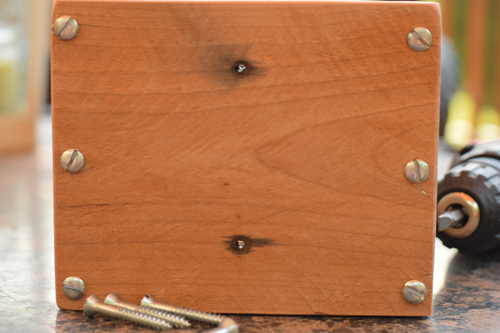 assembler des planches en bois à l aide de vis à bois pour pour fabriquer un bac a fleur en palette, idée de jardiniere classique
