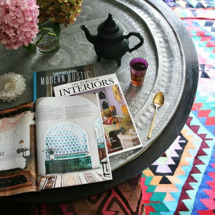 motif azteque, plateau marocain, fleurs, magazines, imprimés géométriques sur le tapis