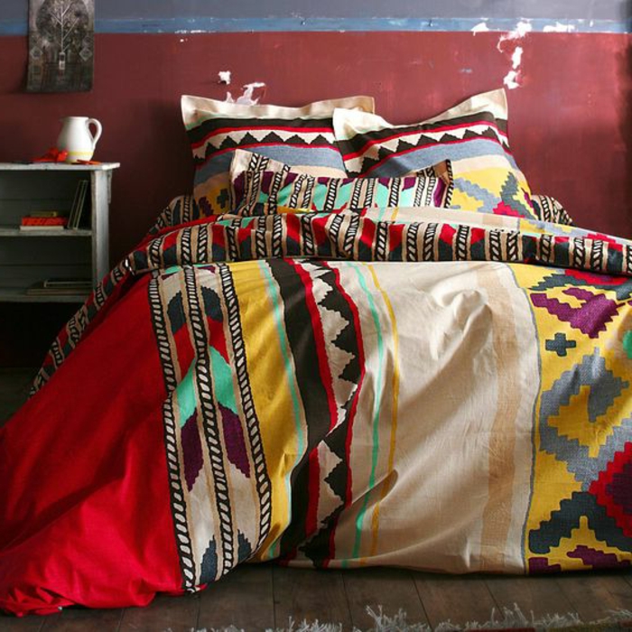 motif aztèque, chambre à coucher, linge de lit en plusieurs couleurs, tête de lit rouge