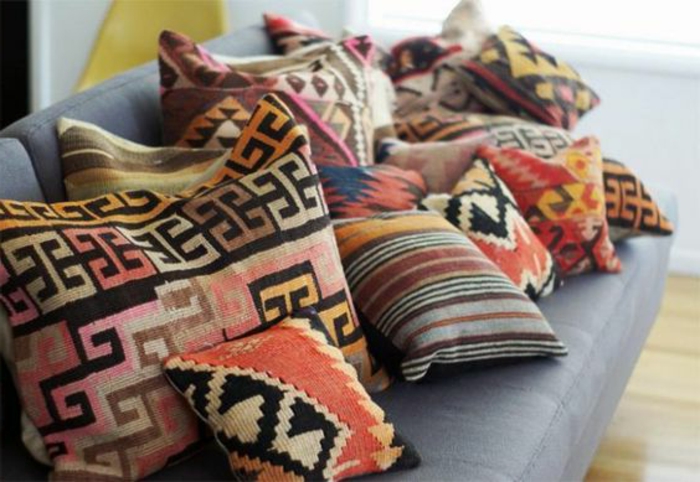 motifs aztèques, coussins ethniques multicolores, sofa gris, décoration style boho 