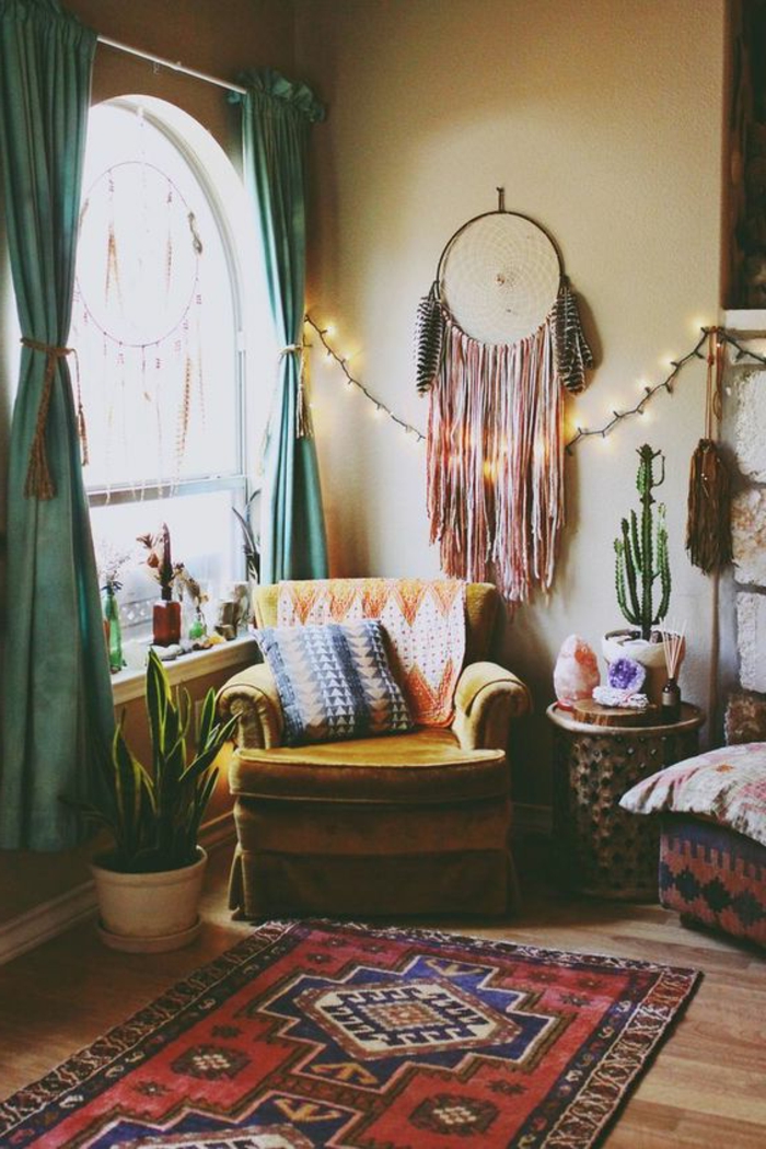 tapis ethno motifs aztèques, fauteuil jaune, attrape-rêve, guirlande lumineuse, 
