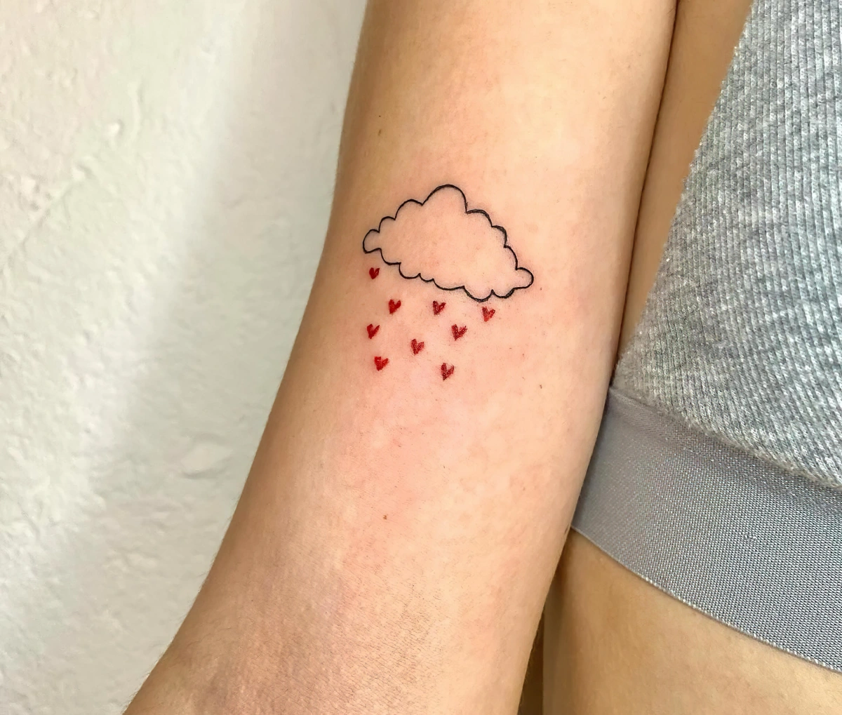 nuage petit bras tatouage femme coeurs rouges symbolisme