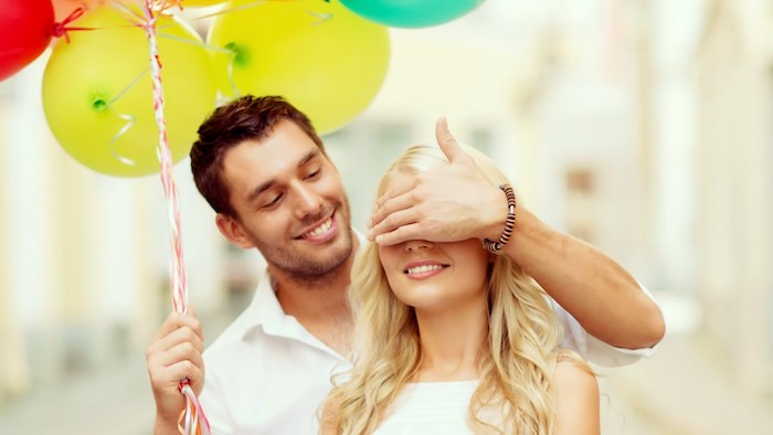 idee cadeaux, comment faire une surprise, ballons gonflés, couple, sourire femme, robe blanche