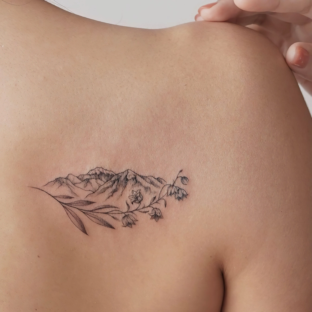 omoplate tatouage pour femme delicat sommets avec branches fleurs