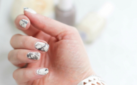 ongle manucure réaliser une décoration nail à motifs marbre en blanc et gris foncé bracelet blanc en cristaux beauté femme astuces