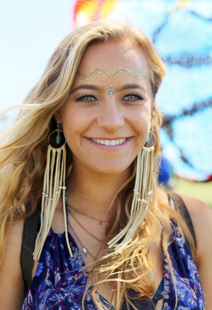 deguisement femme hippie, collier ethnique, boucles d'oreilles en cordes, maquillage carnaval, cheveux blonds