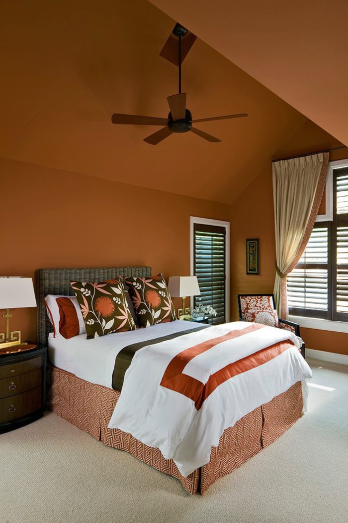 une chambre à coucher romantique terre de sienne brûlé d'esprit tropical, tête de lit en vannerie