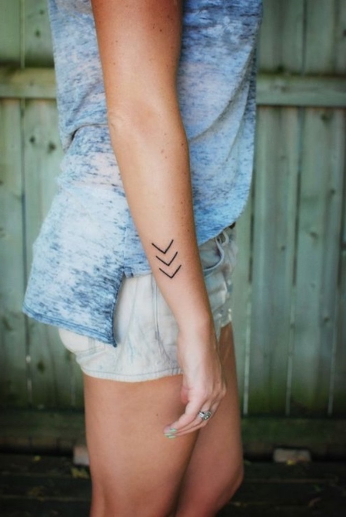 petit tatouage bras, des flèches encre noire sur le bras, idée de tatouage femme simple 