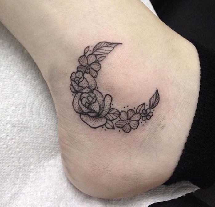 inspi tattoo croissant de fleurs sur le pied ou tatouage sur cheville