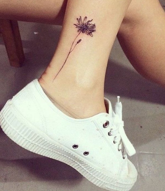 tatoo cheville fleur tattoo fleurs sur le pied femme inspiration tatouages jambe