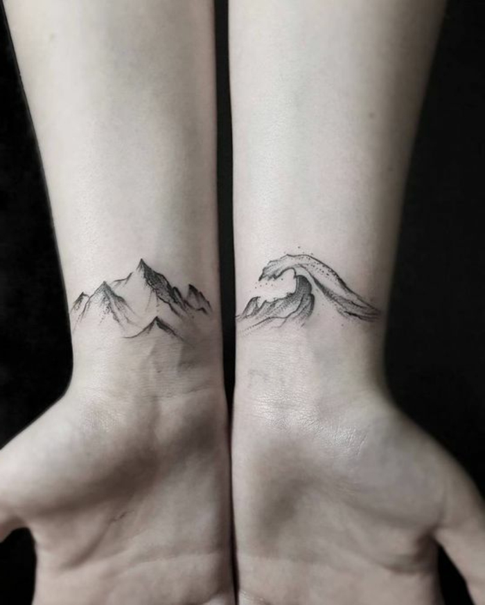 petit tatouge montagne et vagues, tatoos symboliques aux poignets, tatouage fin femme