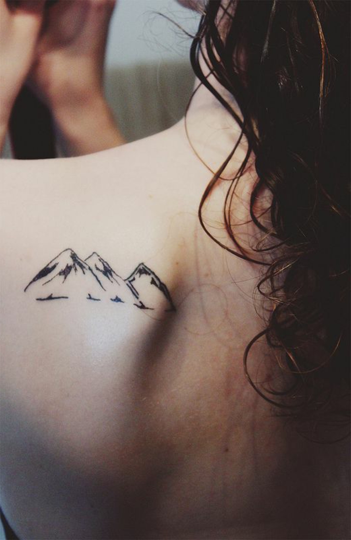 petit tatouage discret, trois-cimes-de-montagne-tatouagees-sur-épaule-femme