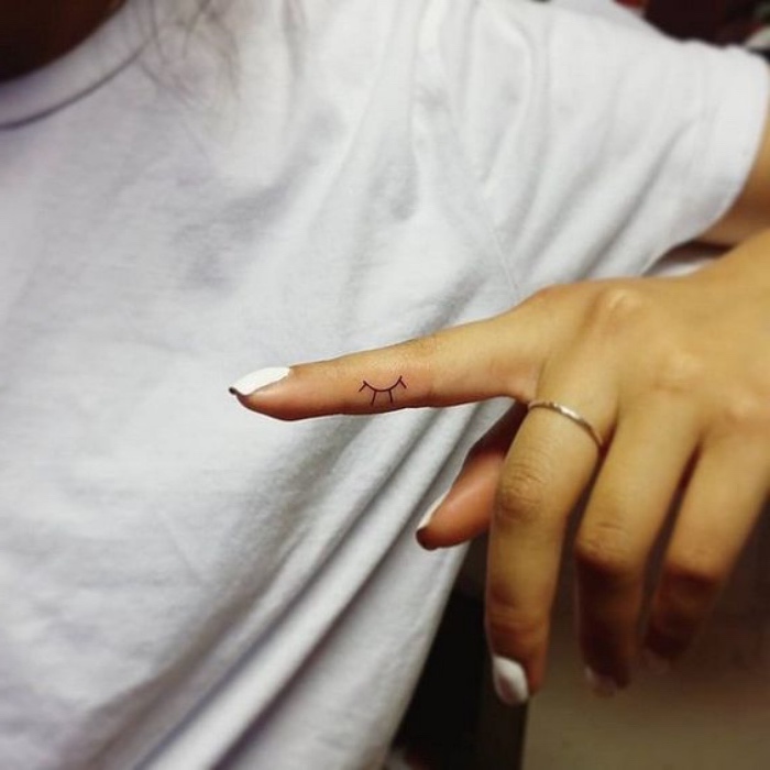 tatouage petit sur phalange doigt, soleil, modele de tatouage femme miniature et discret