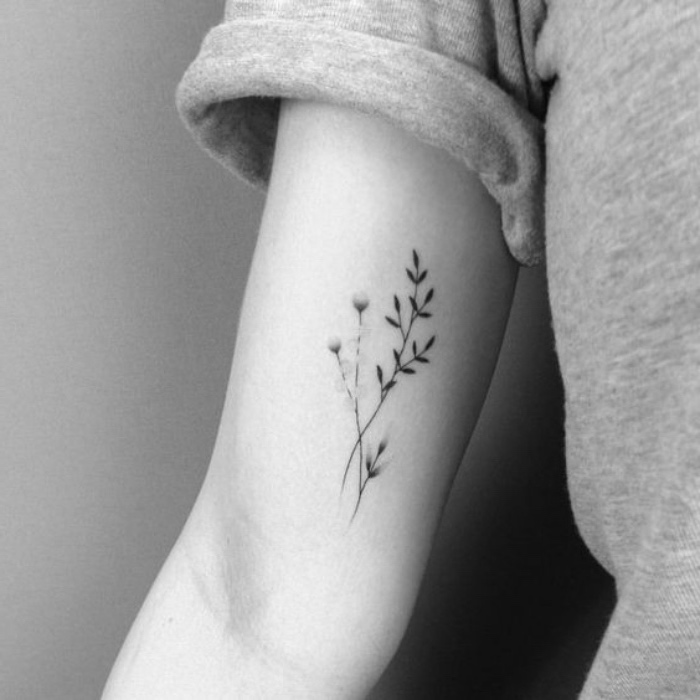 exemple de petit tatouage femme avant bras, motifs floraux, fleurs élégantes, dessin minimaliste