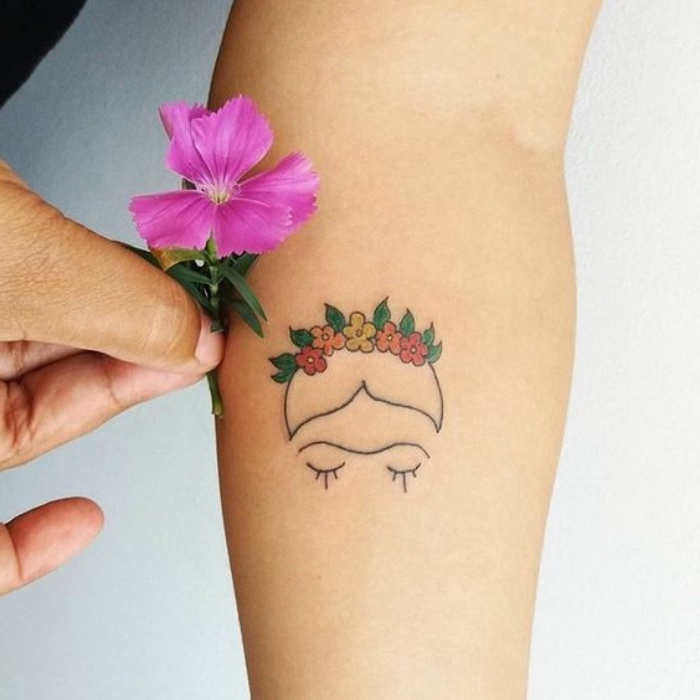 petit tatouage femme, dessin tête de femme avec couronne de fleur multicolores sur le cheveux