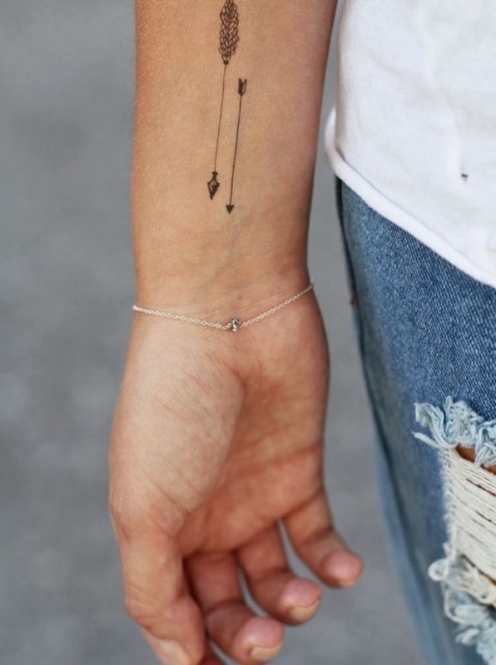 petit tatouage bras, des flèches graphiques, encre noire, idée de tattoo minilaiste
