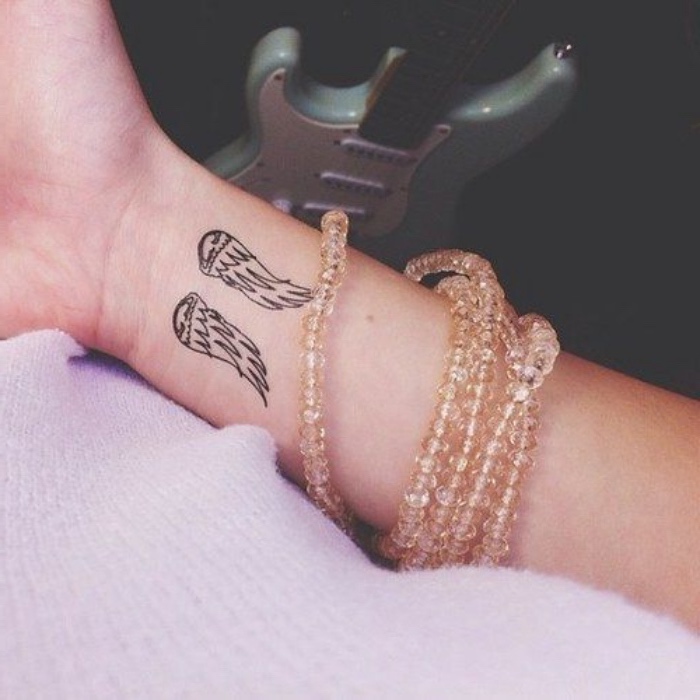petit tatouage femme homme sur le poignet, des ailes d ange, idée de dessin commémoratif