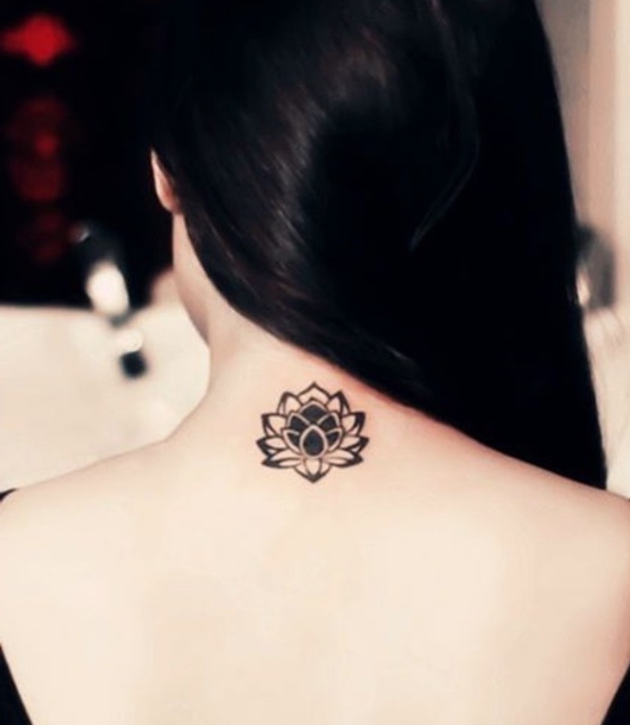 idée petit tatouage femme, fleur de lotus noire, femme cheveux chatain foncé, tattoo feminin