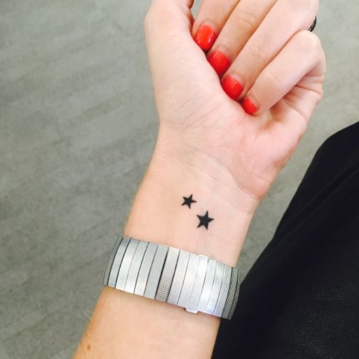 modele de perit tatouage poignet, des étoiles noires, petite et grande, tattoo symbolique