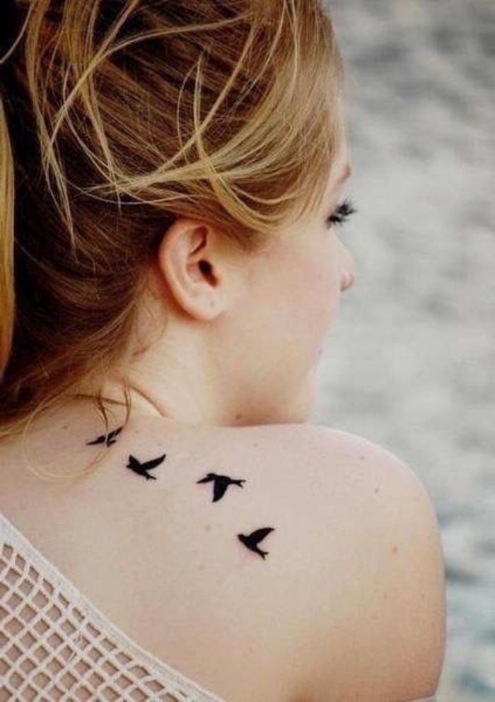 petit tatouage femme, une volée d oiseaux, silhouettes noires en vol, sur l épaule