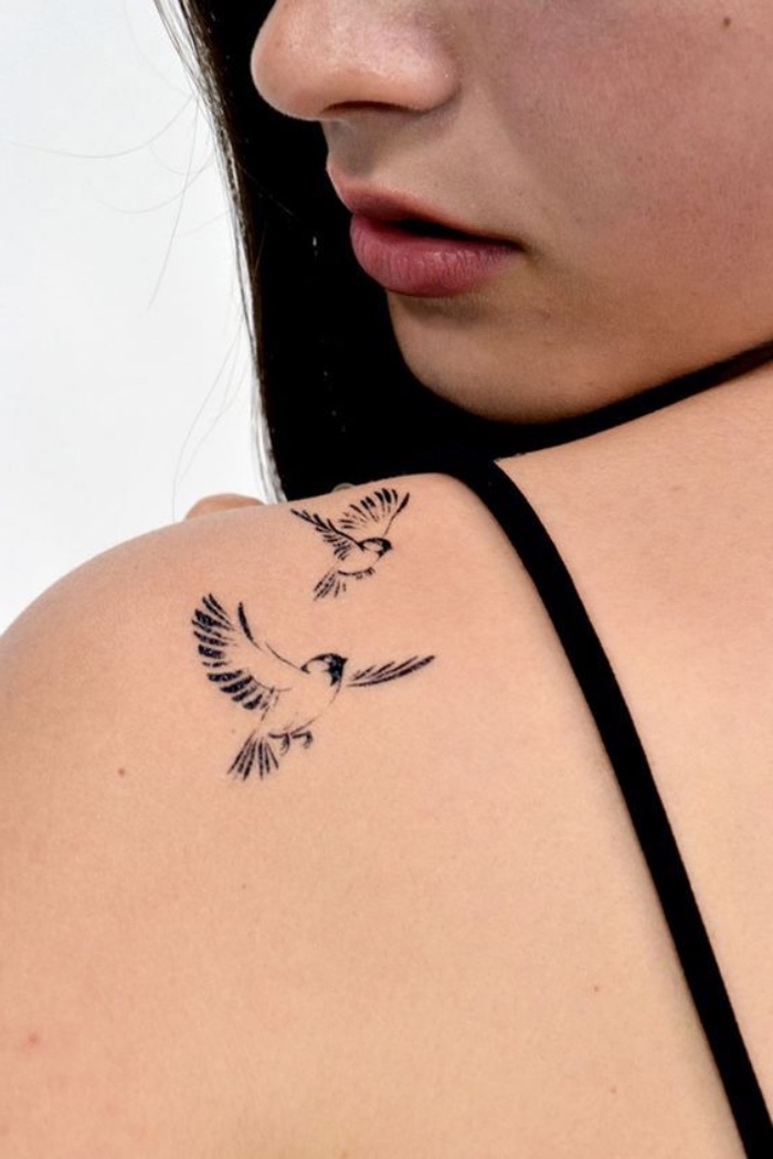 modele de petit tatouage oiseau femme, deux oiseaux encre noire sur l épaule