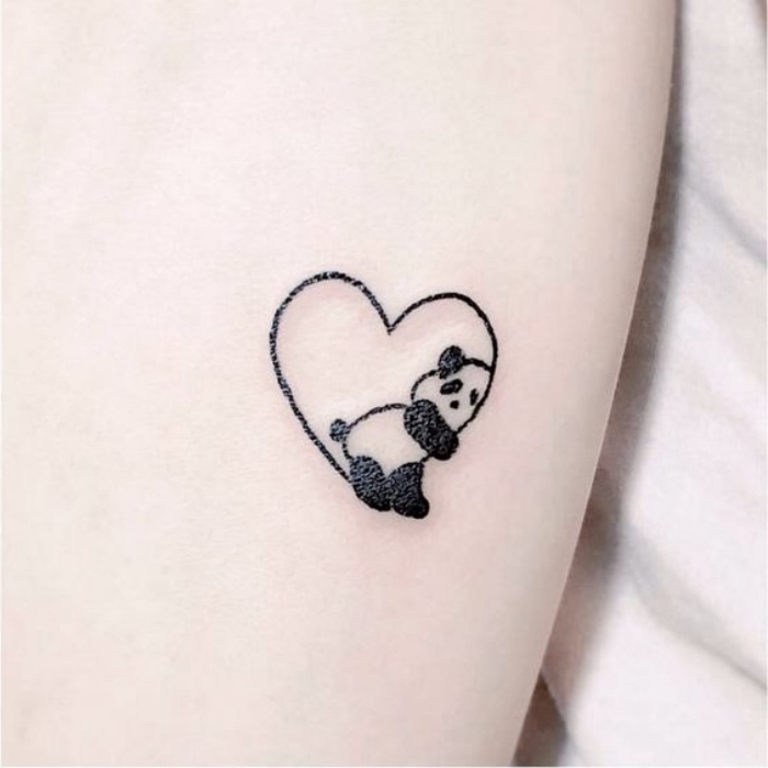 tatouage petit et mignon, panda bébé dans un coeur sur l avant bras, idée de dessin sur peau sympa