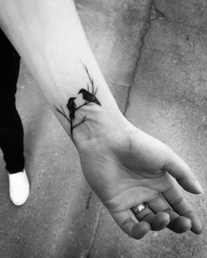 petit tatouage homme, une branche d arbre et corbeau sur le poignet, style graphique macabre