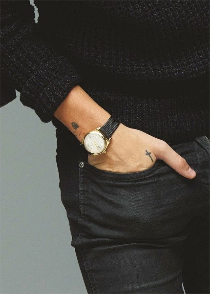 petit tatouage homme, catena et croix noire sur le poignet et la main, une montre, bracelet en cuir