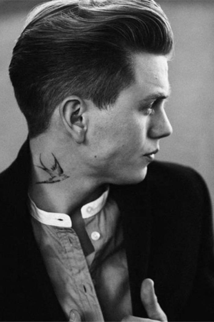 idée de petit tatouage homme, un oiseau sur le cou, nuque, idée de tattoo minimaliste encre noire