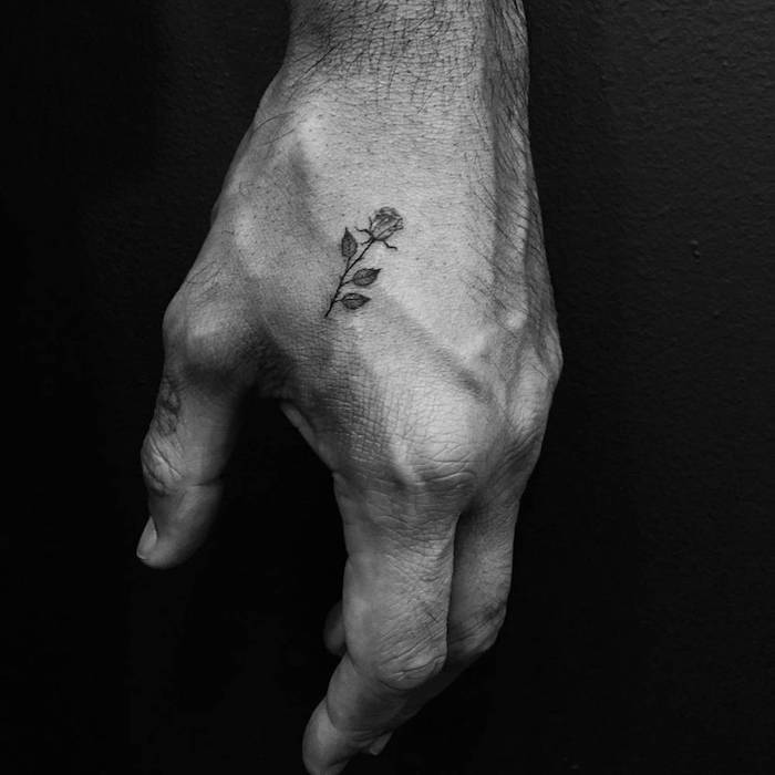 les plus beaux tatouages, main homme, rose en miniature, tatouage homme sur le doigt
