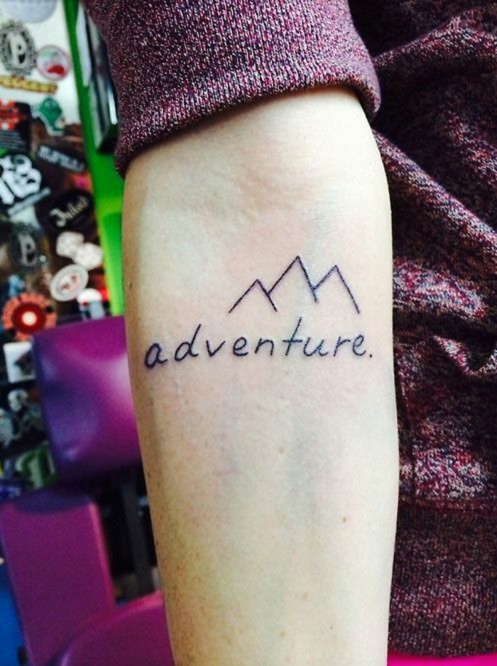 petit tatouage minimaiste, trois cimes de montagne et script tatoué, un simple tatouage