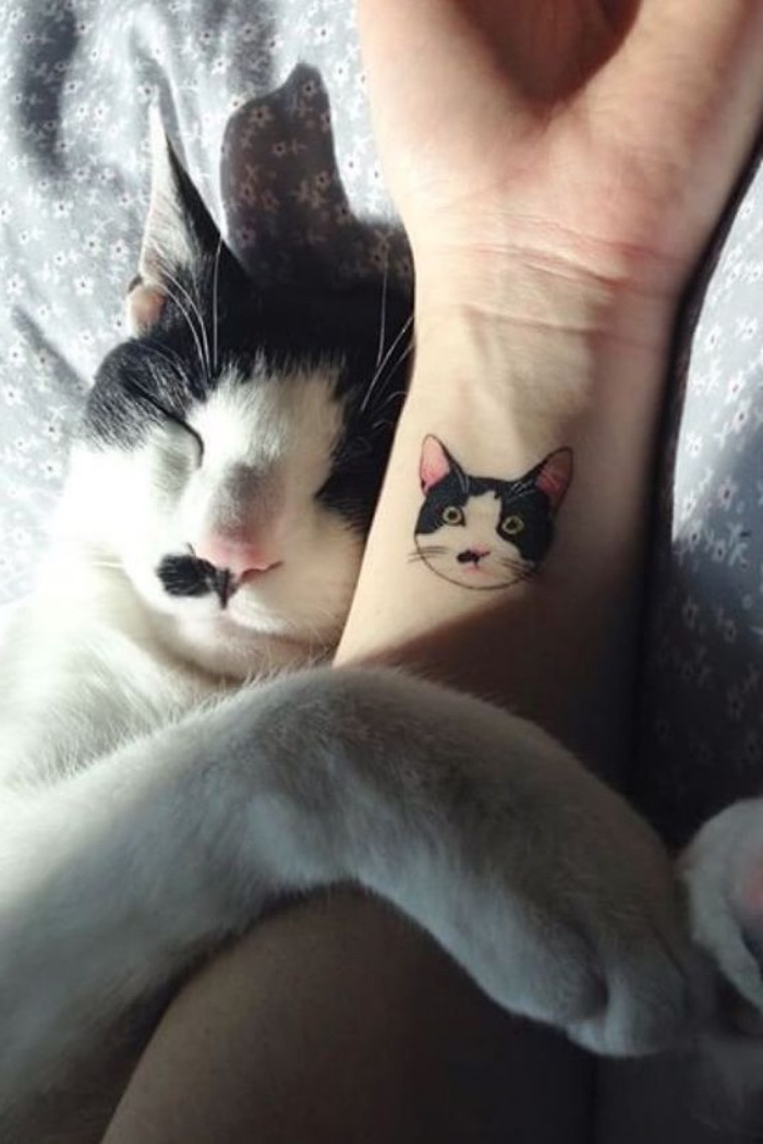 modèle de tatouage petit tête de chat en noir et blanc sur le poignet, idée de dessin animal de compagnie