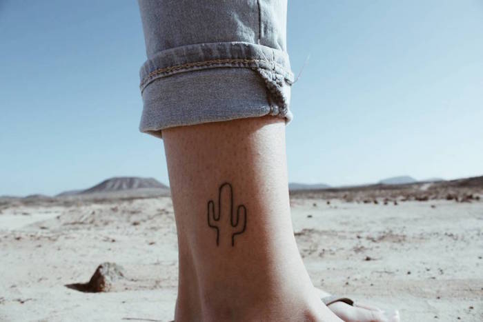 idées tatouage a la cheville tattoo cactus minimaliste sur la jambe